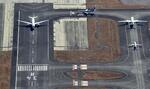 　運用再開した羽田空港のＣ滑走路（左）での離陸に向け待機する航空機＝８日