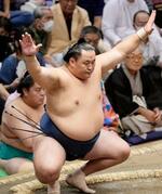 　大相撲秋場所３日目、輝との取組に臨む玉鷲。初土俵から通算１６３１回連続出場となり、単独史上１位となった＝１０日、東京・両国国技館