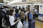 　４月、ゴールデンウイークが始まり混雑する東海道新幹線のホーム＝ＪＲ東京駅