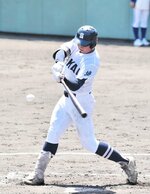 １回戦・鳥取東―境　境は三回、１死走者なしで瀬川が左越えに今大会第１号となる本塁打を放ち、３―２と勝ち越す＝ヤマタスポーツパーク野球場