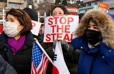 　６日、ソウルの韓国大統領公邸付近に集まった尹錫悦大統領の支持者ら（共同）