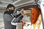 　大量の荷物を配送する４０代男性ドライバー＝２月、神奈川県横須賀市