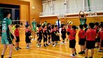 選手からバレーボールが上達するこつを学ぶ子どもたち＝１日、鳥取市湖山町北２丁目の鳥取商業高体育館