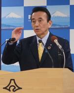 　就任半年を前に、定例記者会見をする静岡県の鈴木康友知事＝１１月、静岡県庁