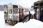 現行デザインでのラストランを迎えた若桜鉄道の隼ラッピング列車＝２３日、八頭町見槻中の隼駅