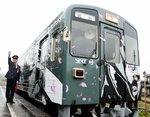 大型バイク「隼」と桜が描かれた新しいラッピング列車＝１６日、鳥取県八頭町見槻中の隼駅