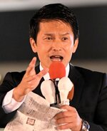 声をからして政治改革の必要性を訴える小川幹事長＝２３日、ＪＲ米子駅前だんだん広場