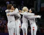 　女子サーブル団体でフランスに勝利して銅メダルを獲得し、抱き合う（左から）尾崎世梨、福島史帆実、江村美咲、高嶋理紗＝パリ（共同）