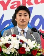 　現役引退の記者会見をするプロ野球ヤクルトの青木宣親外野手＝１３日、東京都内の球団事務所