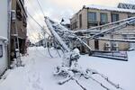 　雪が積もった石川県珠洲市飯田町＝８日午前７時４０分ごろ