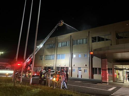 消火活動が行われる鳥取市の鳥取署＝１６日午後８時２０分ごろ