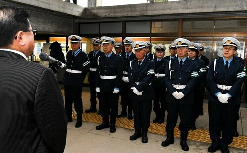 広田市長（手前）から激励を受ける指導員ら