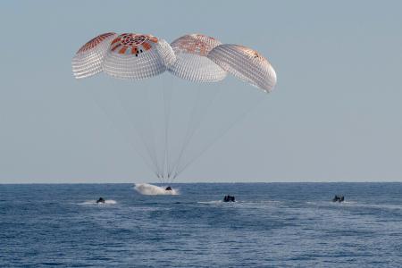 　米フロリダ州沖の海面に着水したスペースＸの宇宙船クルードラゴン＝１８日（ＮＡＳＡ提供）