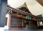 　直上にビルが建設された三津寺の本堂＝１１日午前、大阪市