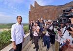 　２９日、インドネシアの新首都「ヌサンタラ」で取材に応じるジョコ大統領（左端）（大統領府提供、共同）