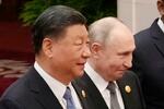 　「一帯一路」の国際会議の記念撮影に臨む中国の習近平国家主席（左）とロシアのプーチン大統領＝１８日、北京の人民大会堂（共同）