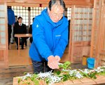 シーズン中の降雪を祈願して、雪の結晶をかたどった紙垂の付いた玉串をささげる関係者ら＝１０日、養父市養父市場の養父神社