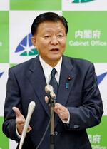 　経済財政諮問会議を終え、記者会見する新藤経済再生相＝５日午後、東京都千代田区