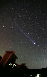 博物館資料になった百武彗星の写真。太陽系に二度と近づかない彗星で同館が１９９６年に撮影した＝１９９６年３月２５日、鳥取市佐治町高山のさじアストロパーク（同館提供）