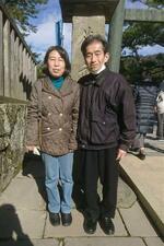 　２０２２年１月、初詣で出雲大社を訪れた荒川勉さん（右）と妻泰子さん＝島根県出雲市