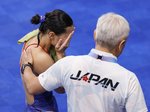 女子板飛び込み予選の演技を終え、安田千万樹コーチ（右）に迎えられる三上紗也可＝パリ郊外（共同）