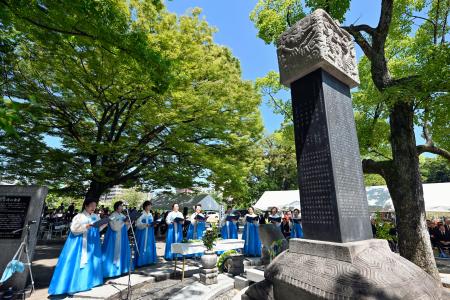 　「韓国人原爆犠牲者慰霊碑」の前で営まれた慰霊祭＝５日午前、広島市の平和記念公園