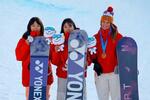 　スノーボードの女子ＨＰで優勝した工藤璃星（中央）と２位の清水さら（左）＝江原道（共同）