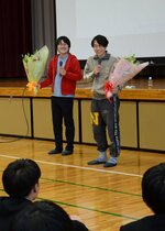 講演会を終えて花束を受け取った鶴崎さん（左）と伊沢さん＝２１日、鳥取市東町２丁目の鳥取西高