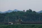 　北朝鮮と韓国の国境付近にある北朝鮮軍の監視所（奥）と韓国軍の監視所（手前）＝１８日（ＡＰ＝共同）