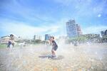 　厳しい暑さとなった浜松市内の公園で水遊びする男の子＝２９日午後
