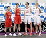 　バスケットボール女子Ｗリーグのプレーオフ決勝を前に記者会見し、ポーズをとる（左から）富士通の町田、宮沢、デンソーの赤穂ひ、高田＝１２日、東京・調布市武蔵野の森総合スポーツプラザ