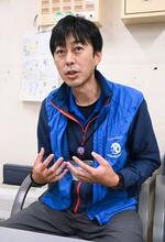 　取材に応じる魚津水族館の不破光大学芸員＝富山県魚津市