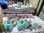 　パレスチナ自治区ガザのシファ病院で、停電後に保育器からベッドに移された新生児＝１２日（ロイター＝共同）
