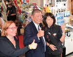 最後の訴えを終え、記念写真に応じる石破氏（中央）＝２６日、東京都内