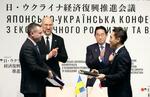 　「日ウクライナ経済復興推進会議」に出席した岸田首相（右から２人目）とウクライナのシュミハリ首相（同３人目）＝１９日午前、東京都千代田区（代表撮影）