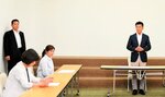 党島根県連役員との意見交換であいさつをする泉代表（右）＝１日、松江市殿町のサンラポーむらくも