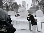 　「さっぽろ雪まつり」最終日、大谷翔平選手の雪像の前で記念撮影する人＝１１日午後、札幌市