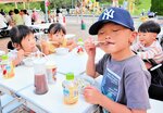 【夢中】バーベキューコーナーで但馬ビーフの焼き肉を頬張る子ども。「おいしい～」とご満悦の様子