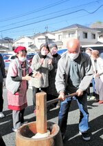 慣れた手つきで餅をつく利用者