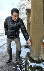 アリや湿気の被害で老朽化した鳥居の支柱部分＝鳥取市上町