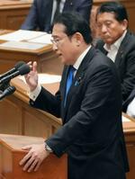 　党首討論で答弁する岸田首相＝１９日午後、国会