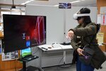 仮想現実（ＶＲ）ゴーグルを使ったリズムゲームを体験する来場者