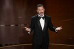 　１０日、米ハリウッドで開かれたアカデミー賞授賞式で話すジミー・キンメル氏（共同）