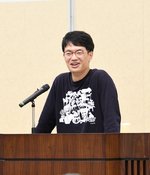 大ヒットシリーズの制作秘話を披露する佐々木さん＝１９日、倉吉市上井町１丁目の日本海新聞中部本社ホール