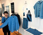 鮮やかな青色の洋服や風呂敷などが並ぶ会場