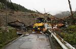 　能登半島地震で土砂崩れによって寸断された道路＝２月、石川県輪島市