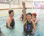 　スイミングスクールで泳ぎの指導をする元五輪選手の松崎ヨシ子＝２０２４年５月、長崎市