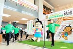 健康体操を披露する平井知事（左）とかみじろう（中央）ら＝７日、鳥取県庁