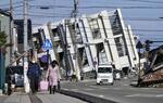 　地震で倒壊した建物＝２日午前１１時１分、石川県輪島市