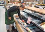 　鮮魚の刺し身の販売を再開したスーパー「大丸」＝１月２８日、石川県珠洲市
